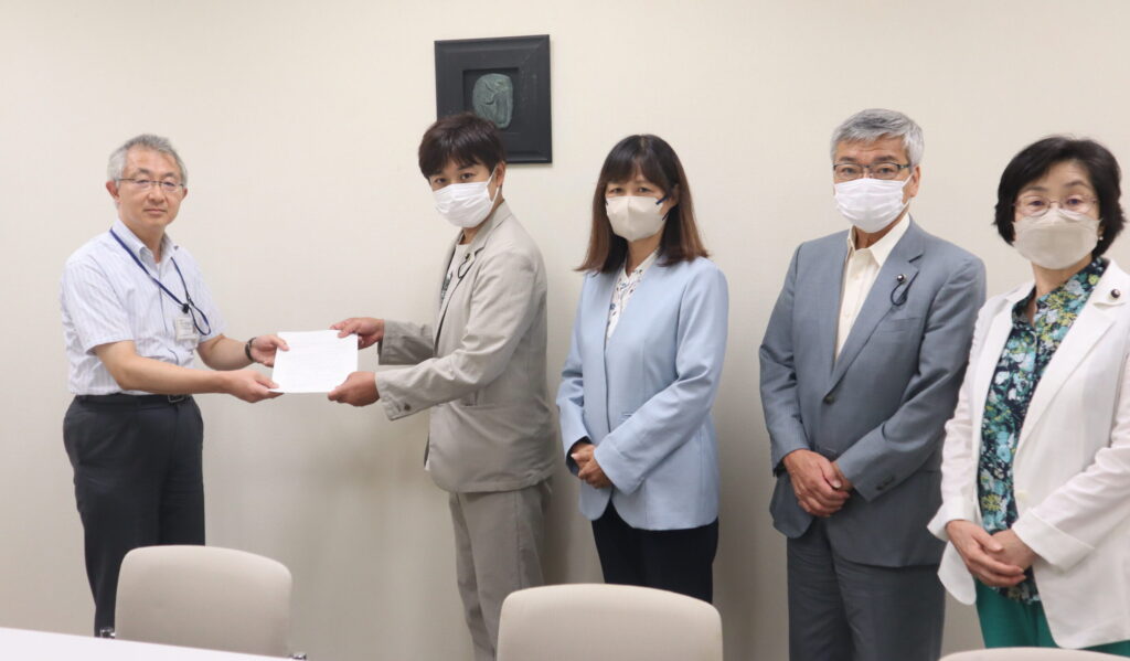 「神宮外苑地区まちづくりにおける樹木のさらなる保全と新たな緑を創る取り組みについて」の住民説明会の開催方法に抗議するとともに、改善を求める申し入れ