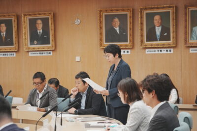 定例会の会期延長と補正予算特別委員会の設置を提案