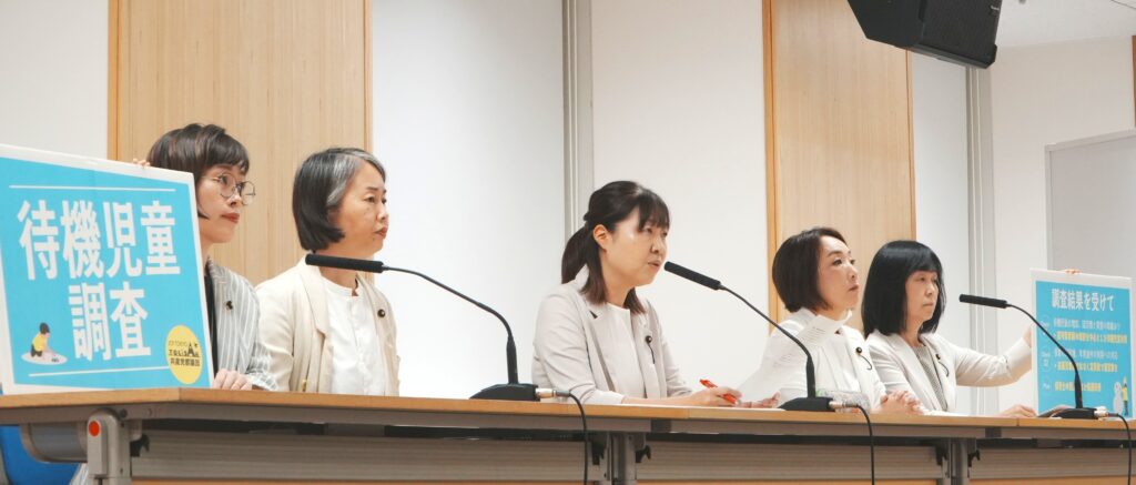 記者会見を行う米倉、福手、竹内、せいの、原の各都議